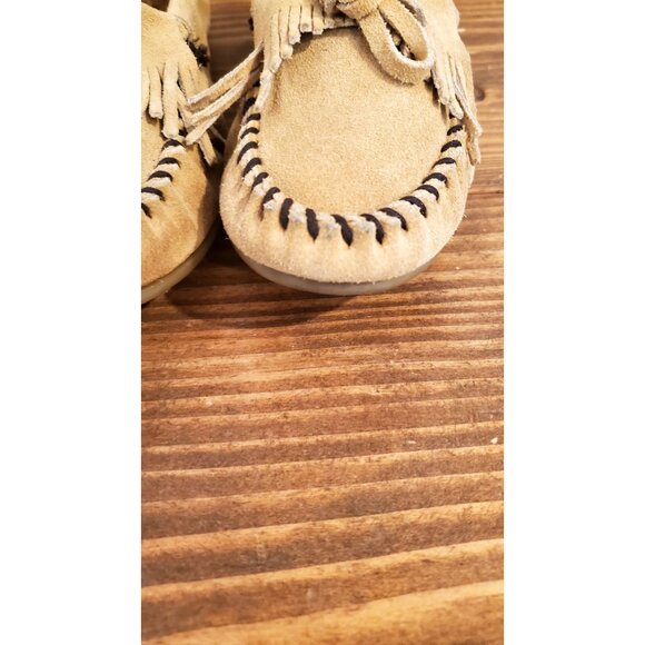 Minnetonka Womens Tan Suede Moccasins With Fringe & Bow Detail Size 7 - Picture 4 of 9